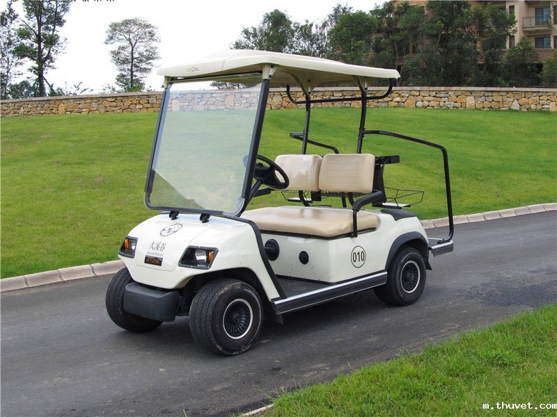 2座高尔夫球车